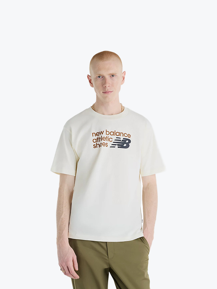 New Balance New Balance - Athletics Premium Relaxed Chest Logo T-Shirt Aga Angora - T-Shirts - Heren Grijs T-Shirts